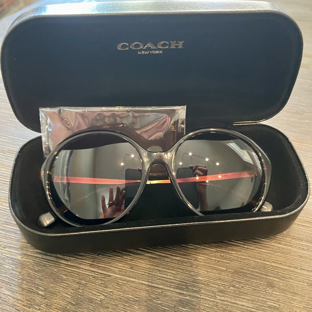 Gorgeous Coach sunglasses!!!This round brownish sunglasses is perfect for summer